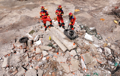 江苏扬州举行地震救援实战演练 提升消防员救援能力
