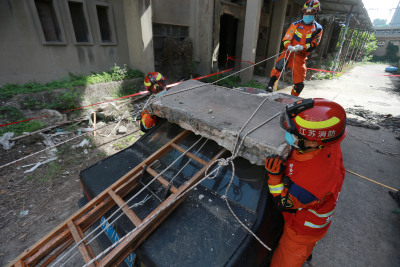 江苏扬州举行地震救援实战演练 提升消防员救援能力