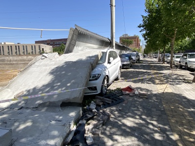 独家:河南郑州轿车因大风被砸成铁片 围墙瞬间倒塌十余车辆遭殃